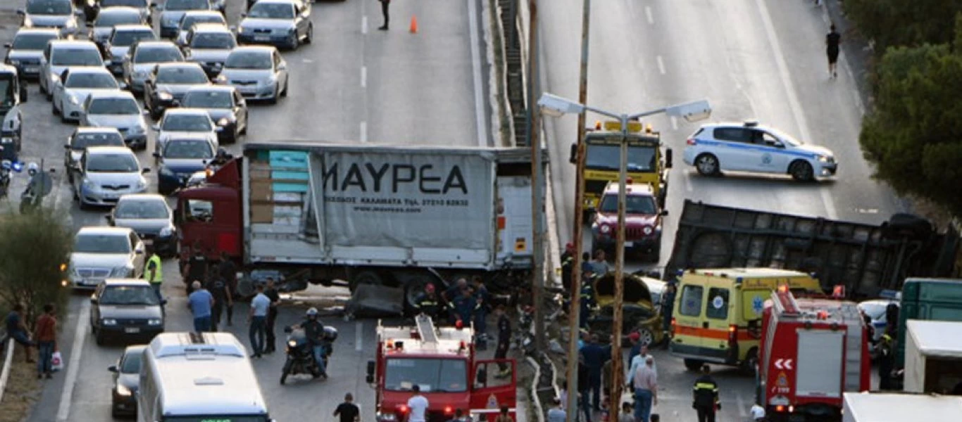 Απίστευτη δικαιολογία από τον οδηγό της νταλίκας που «δίπλωσε» στο Δαφνί: «Με στράβωσε ο ήλιος» (Βίντεο)